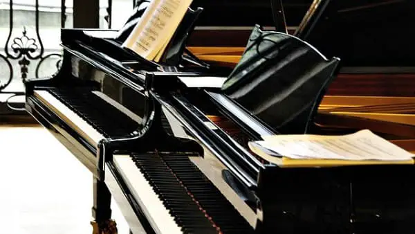 Wouldn't it be great to have a repertoire of famous piano songs to play? Here's a list with 10 popular classical style piano songs, in easy arrangements.