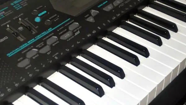 Is an electronic piano keyboard really a good alternative for piano lessons? Here is a look at the pros and cons.