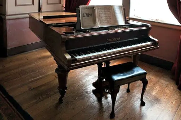 Tips and advice when buying pianos; acoustic upright and grand pianos. What model of piano should you look at, and what type of piano would suit your needs?
