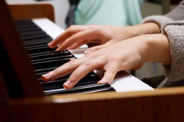Learn how to play piano by ear! Here is a mini guide for beginner pianists to learn how to play piano without sheet music.