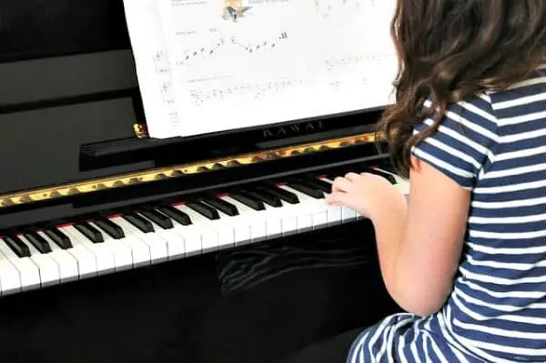 Piano lessons for kids give children multiple benefits like doing better in school and improving coordination. Here are helpful tips before starting lessons!
