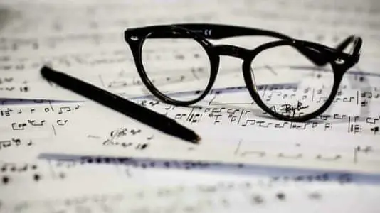 Learn how to write a melody easily step by step in this music theory lesson about music composing for beginners.