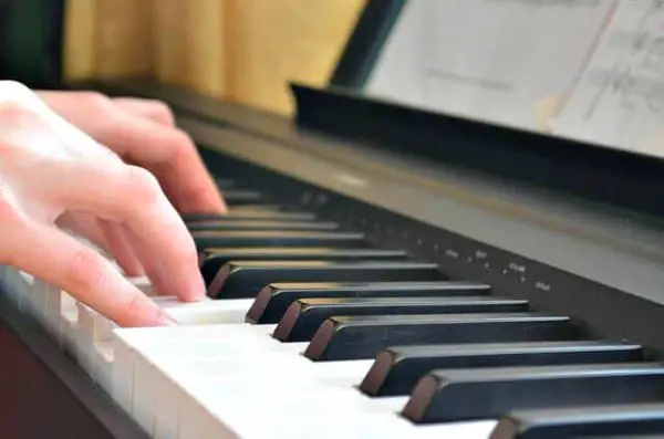 Save time with piano practice techniques that are effective and work. Here is a simple formula for learning the notes of a piece super-effectively. 